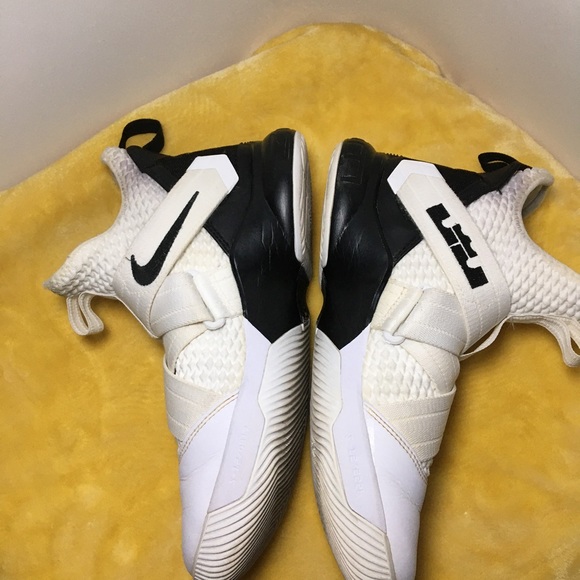 Lebron James Nike shoes - Picture 3 of 6